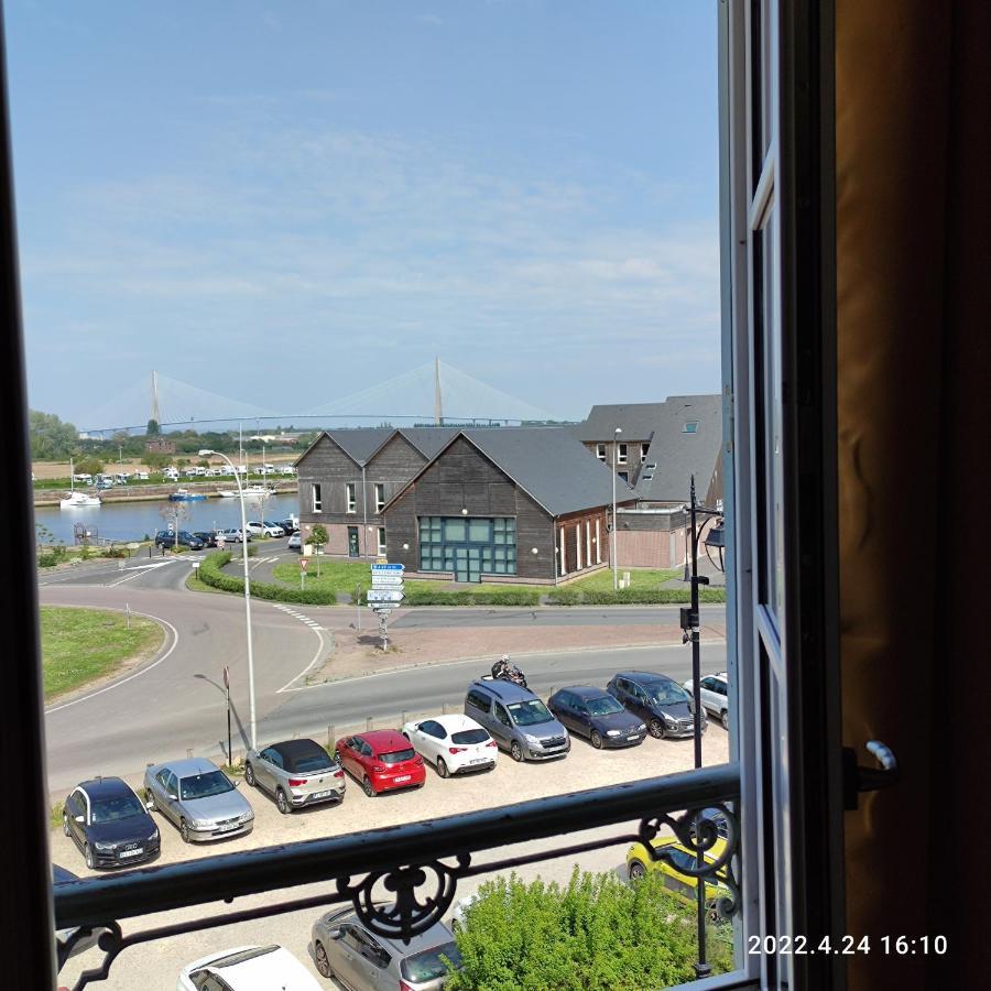 Les Mouettes Du Port Apartment Honfleur Exterior photo